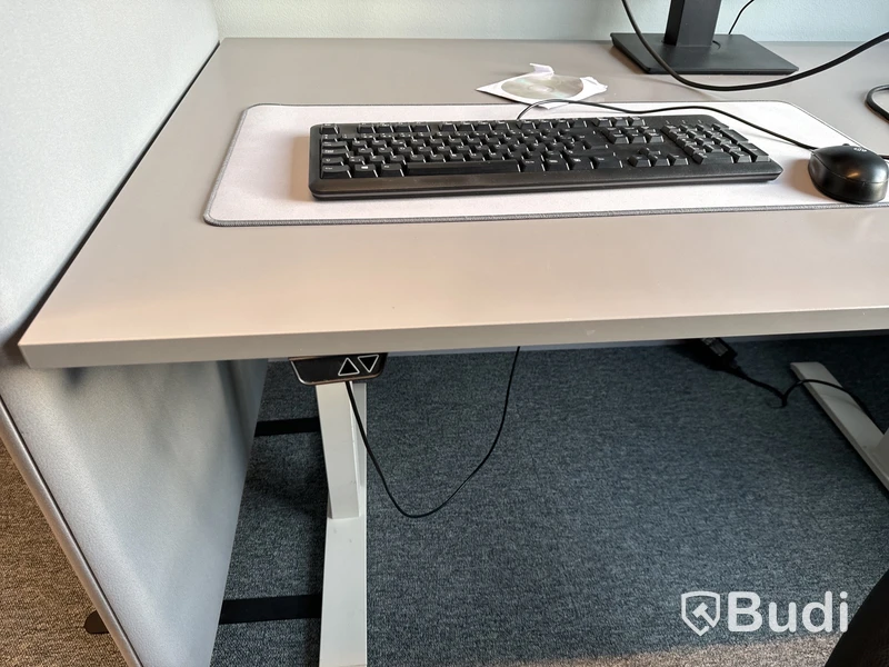 Höj- och sänkbart skrivbord, kontorsstol, golvskärm och datorskärm