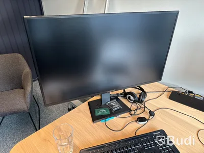 Höj- och sänkbart skrivbord, kontorsstol, 2 st. datorskärmar och hurts