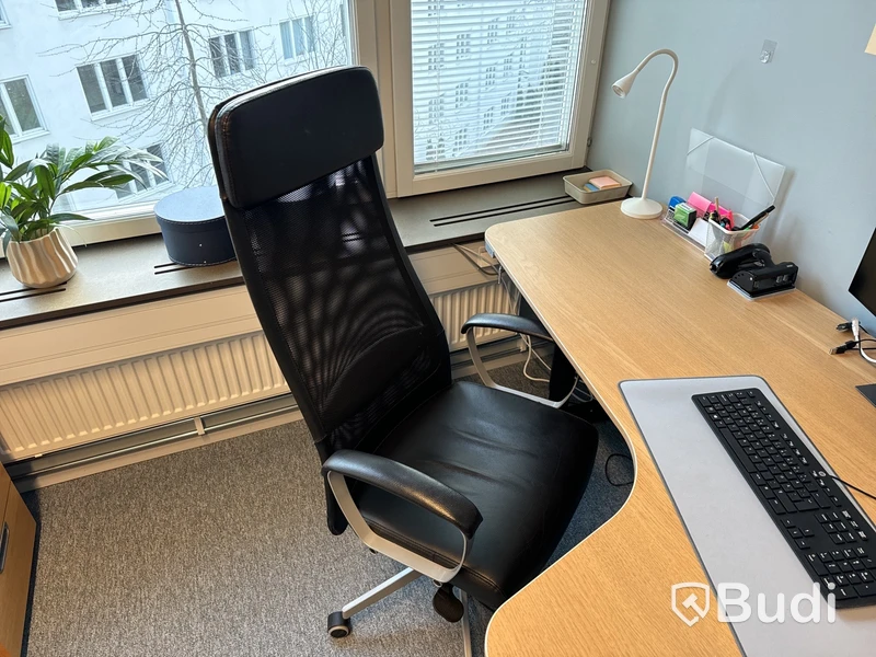 Höj- och sänkbart skrivbord, kontorsstol, datorskärm och golvskärm