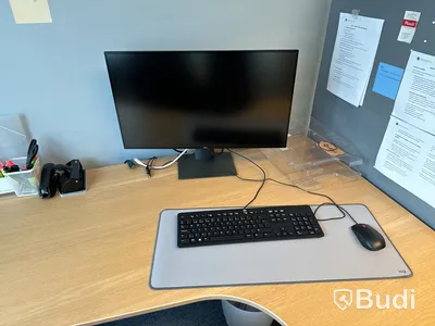 Höj- och sänkbart skrivbord, kontorsstol, datorskärm och golvskärm