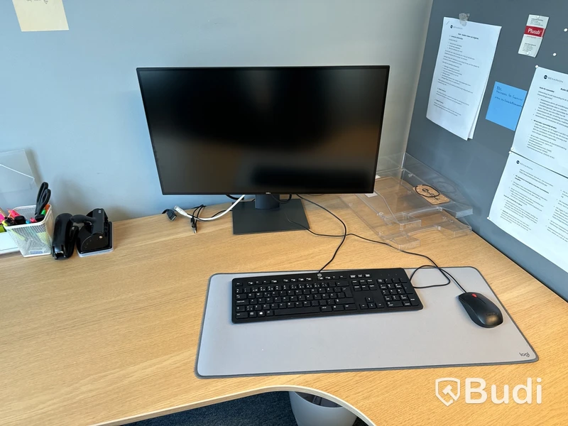 Höj- och sänkbart skrivbord, kontorsstol, datorskärm och golvskärm