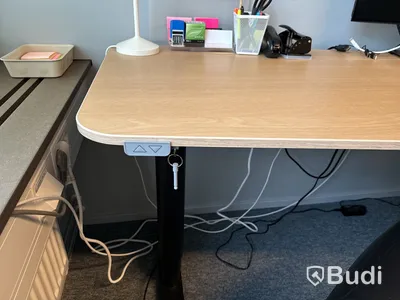 Höj- och sänkbart skrivbord, kontorsstol, datorskärm och golvskärm