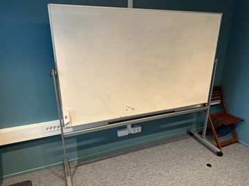 Whiteboard-tavla på stativ