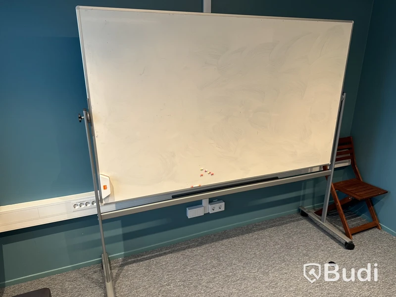 Whiteboard-tavla på stativ