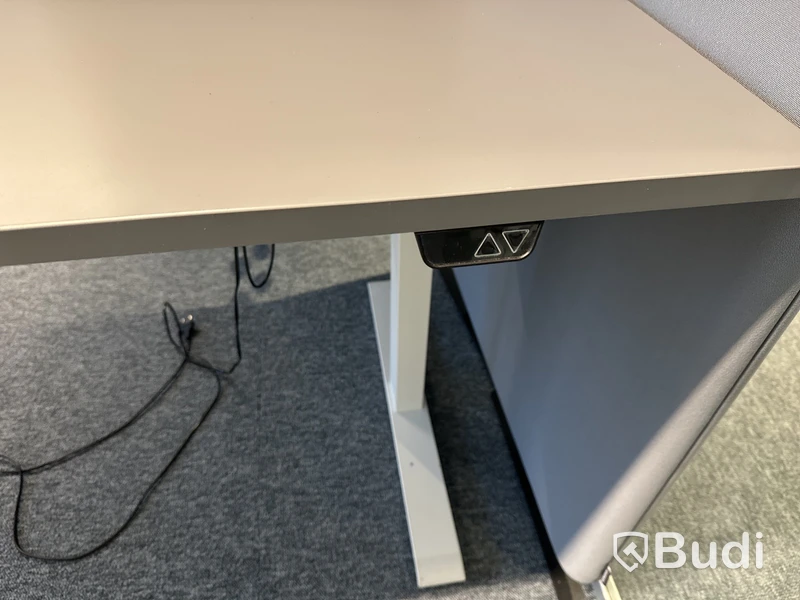 Höj- och sänkbart skrivbord med väggskärm