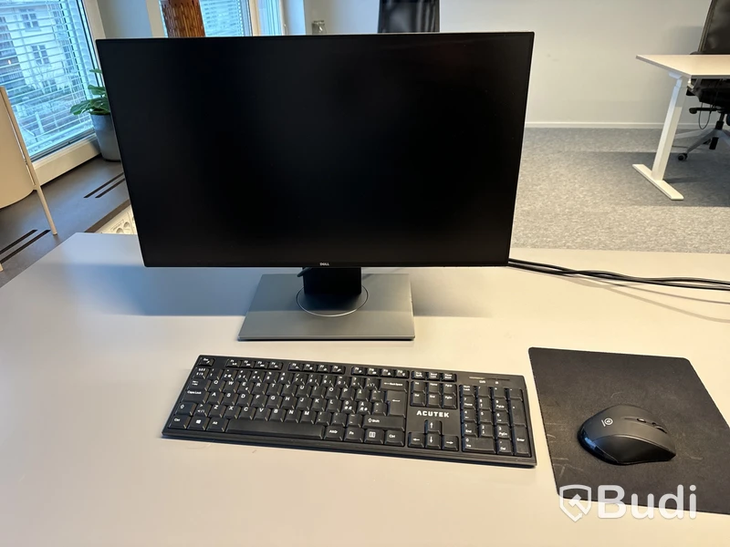 Höj- och sänkbart skrivbord, kontorsstol och datorskärm