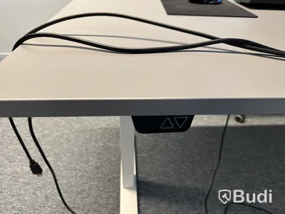 Höj- och sänkbart skrivbord, kontorsstol och datorskärm