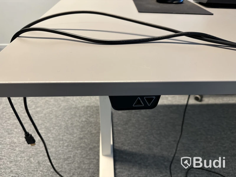 Höj- och sänkbart skrivbord, kontorsstol och datorskärm