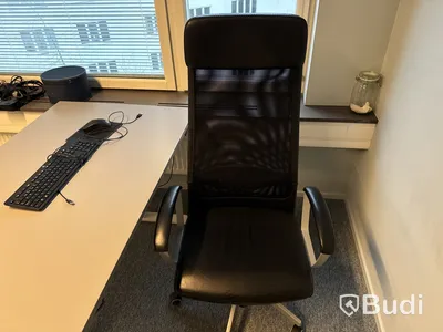 Höj- och sänkbart skrivbord och kontorsstol