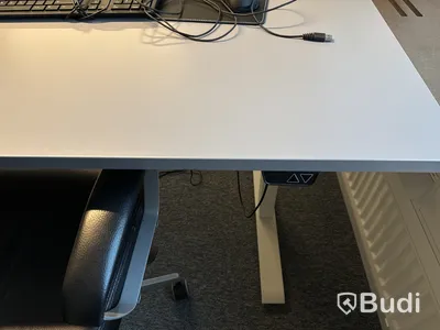 Höj- och sänkbart skrivbord och kontorsstol