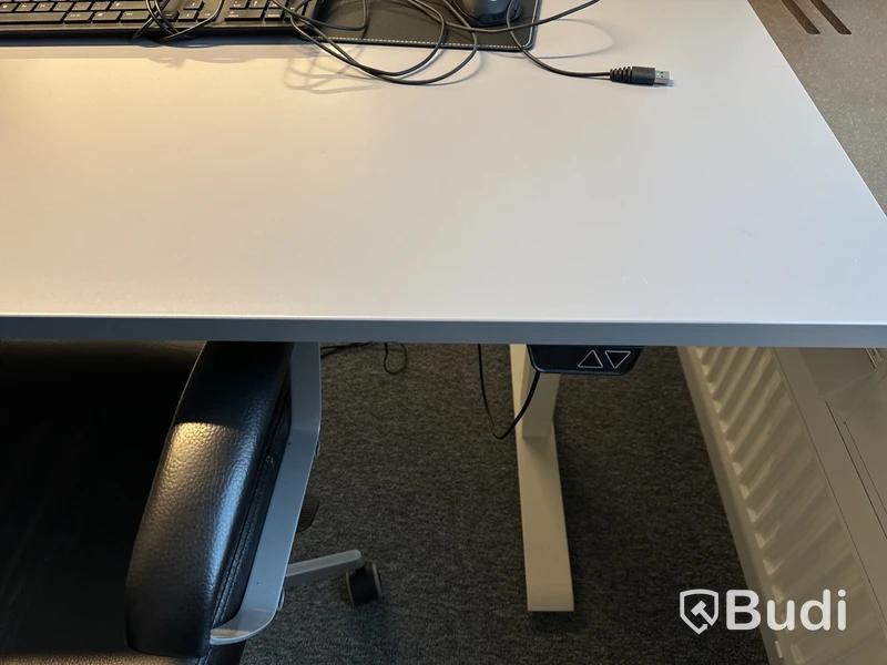 Höj- och sänkbart skrivbord och kontorsstol