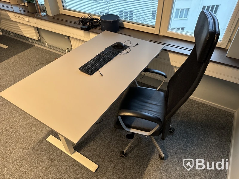 Höj- och sänkbart skrivbord och kontorsstol