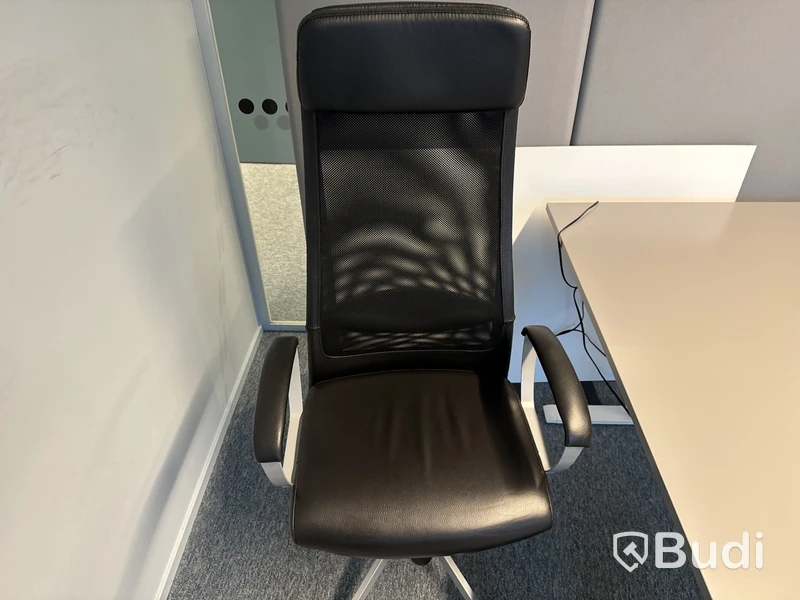 Höj- och sänkbart skrivbord med kontorsstol och 2 st. väggskärmar