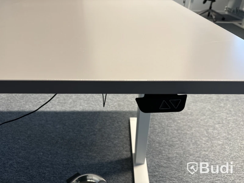 Höj- och sänkbart skrivbord med kontorsstol och 2 st. väggskärmar
