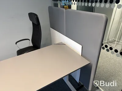 Höj- och sänkbart skrivbord med kontorsstol och 2 st. väggskärmar