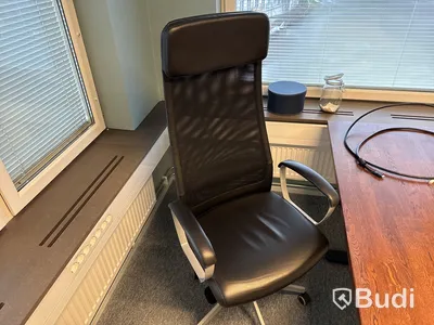 Höj- och sänkbart skrivbord och kontorsstol