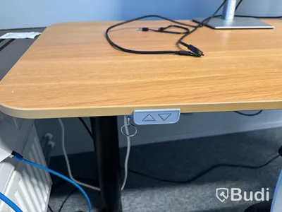 Höj- och sänkbart skrivbord, kontorsstol och 2 st. datorskärmar