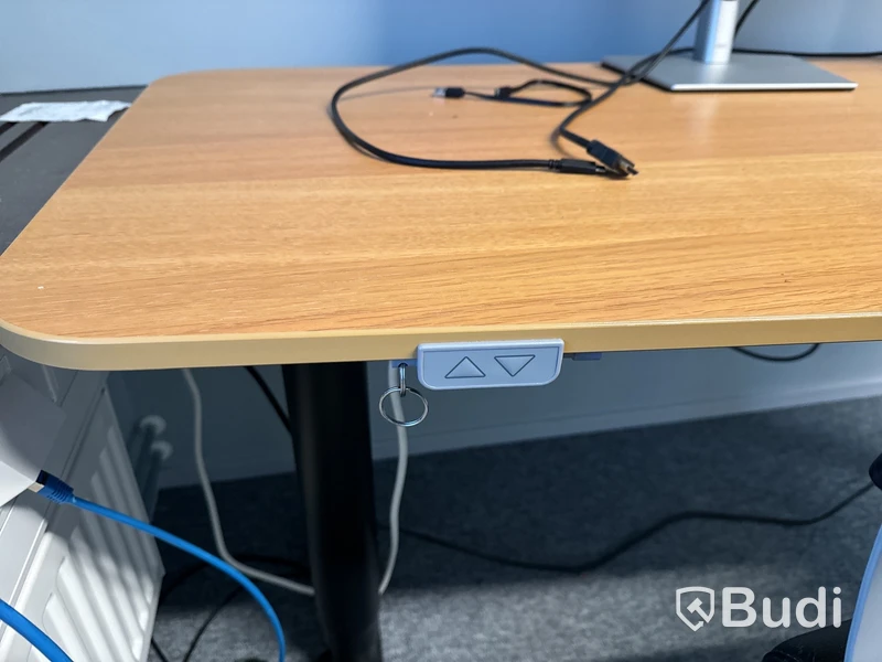 Höj- och sänkbart skrivbord, kontorsstol och 2 st. datorskärmar