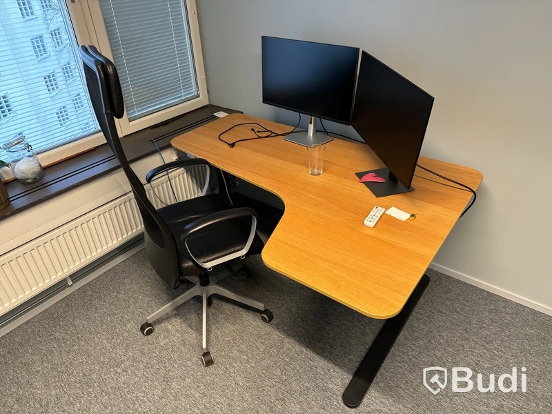 Höj- och sänkbart skrivbord, kontorsstol och 2 st. datorskärmar