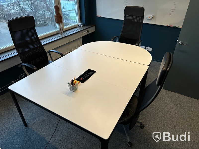 Konferensbord med 3 st. stolar