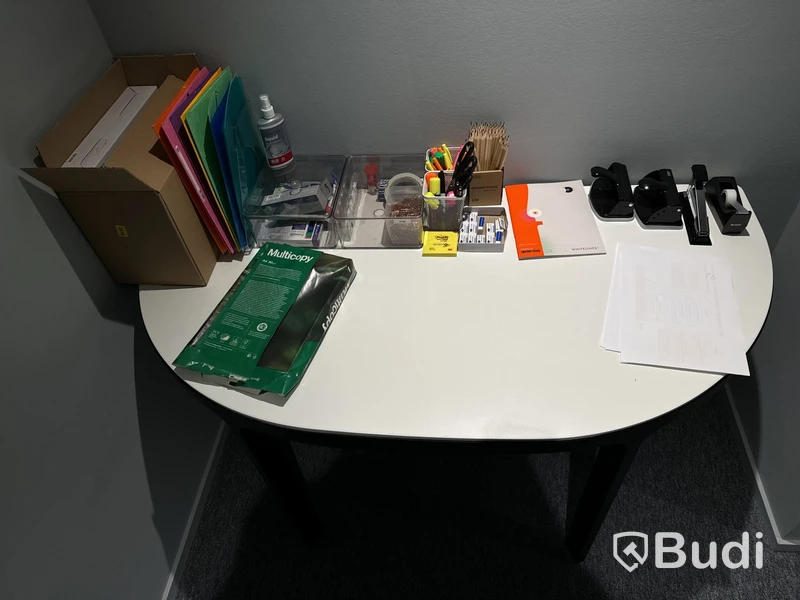 Skrivbord med diverse kontorsprodukter