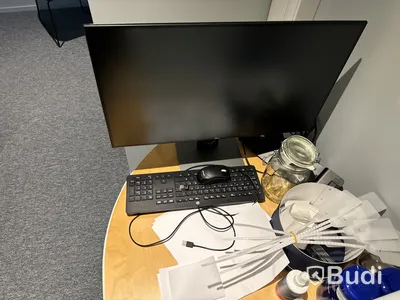 Skrivbord med datorskärm, tangentbord och mus