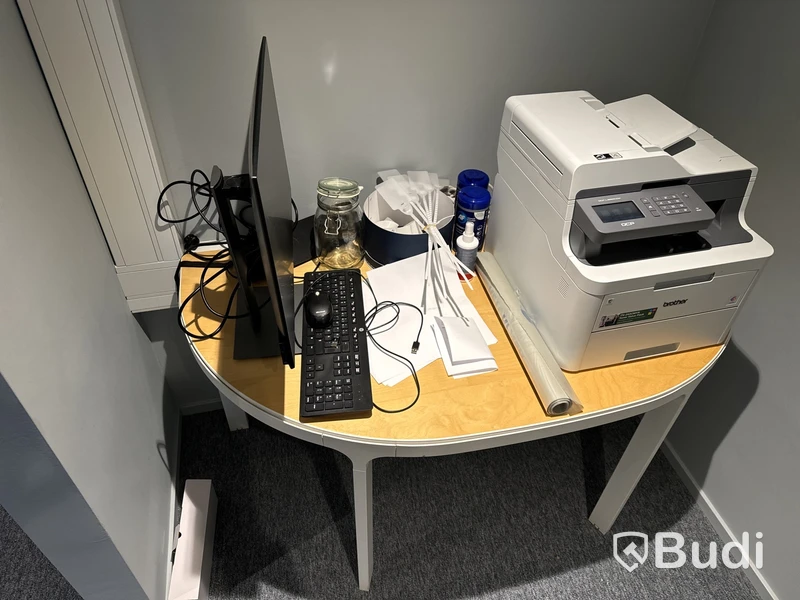 Skrivbord med datorskärm, tangentbord och mus