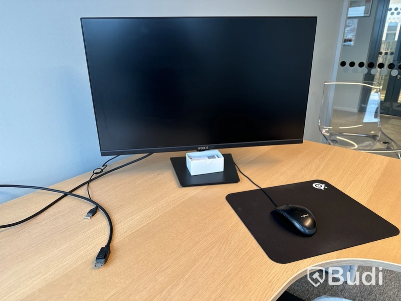 Höj- och sänkbart skrivbord och datorskärm