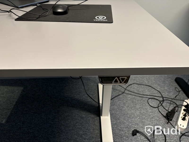 Höj- och sänkbart skrivbord, kontorsstol och datorskärm