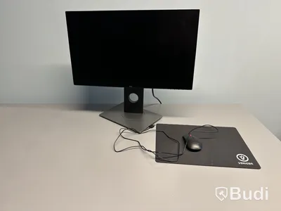 Höj- och sänkbart skrivbord, kontorsstol och datorskärm
