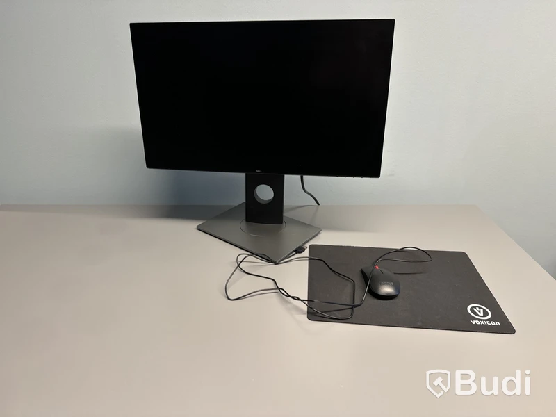 Höj- och sänkbart skrivbord, kontorsstol och datorskärm