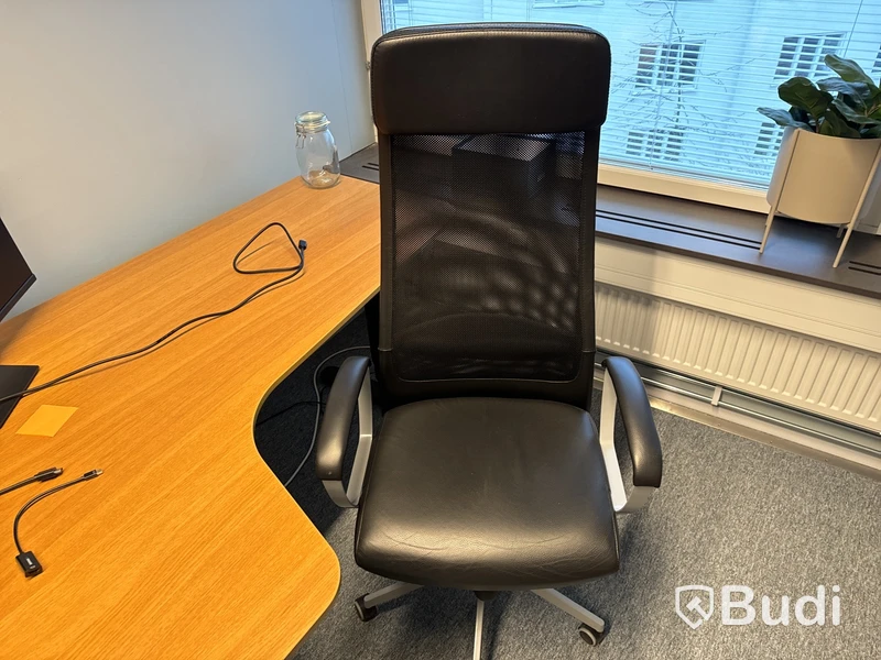 Höj- och sänkbart skrivbord, kontorsstol och datorskärm