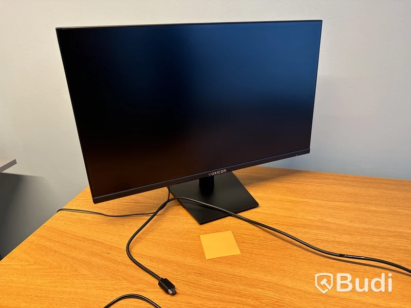 Höj- och sänkbart skrivbord, kontorsstol och datorskärm