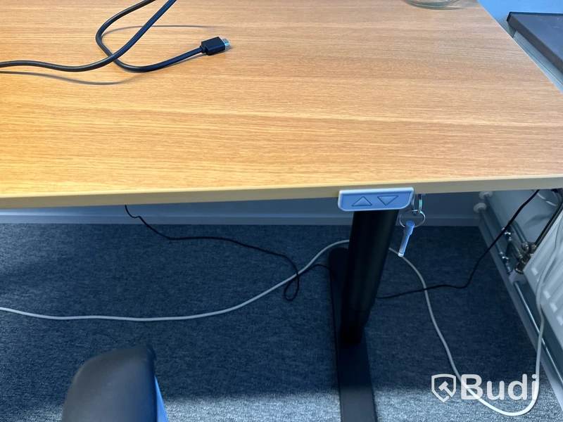 Höj- och sänkbart skrivbord, kontorsstol och datorskärm