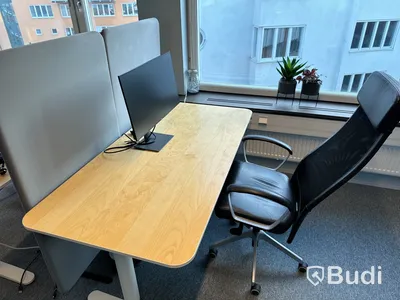 Höj- och sänkbart skrivbord, kontorsstol, datorskärm och 2 st. golvskärmar