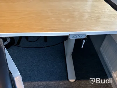 Höj- och sänkbart skrivbord, kontorsstol, datorskärm och 2 st. golvskärmar