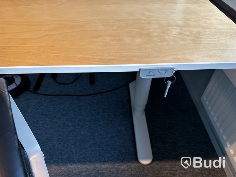 Höj- och sänkbart skrivbord, kontorsstol, datorskärm och 2 st. golvskärmar