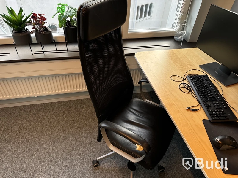 Höj- och sänkbart skrivbord, kontorsstol, datorskärm