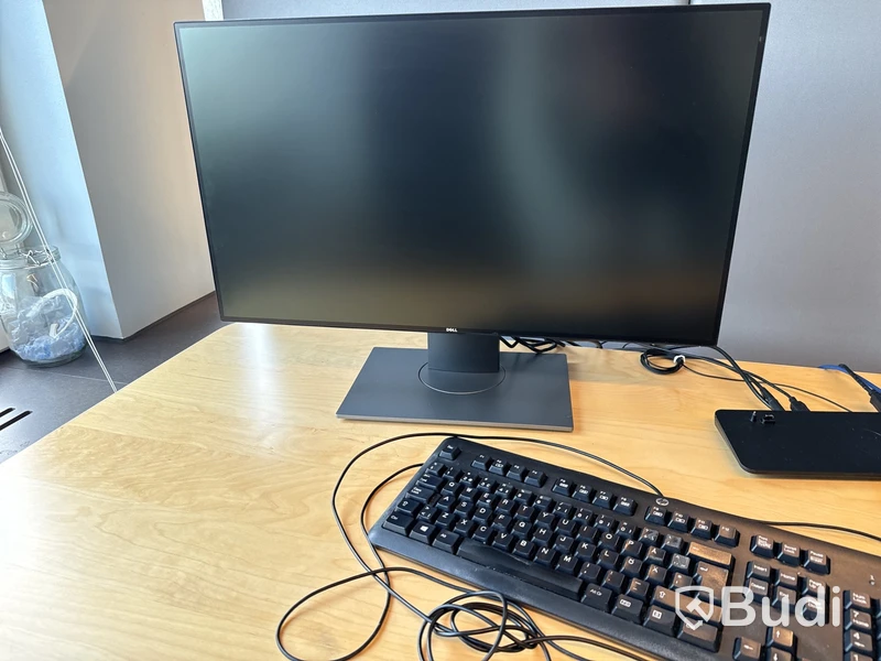 Höj- och sänkbart skrivbord, kontorsstol, datorskärm