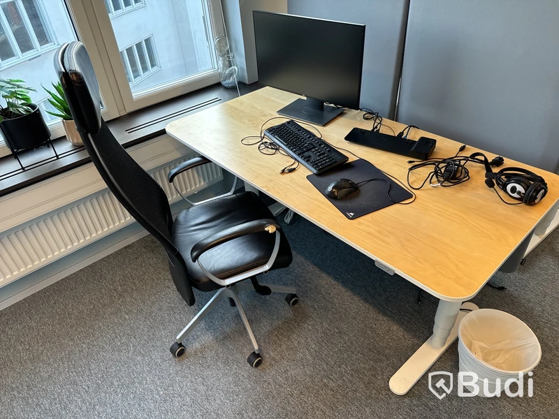 Höj- och sänkbart skrivbord, kontorsstol, datorskärm