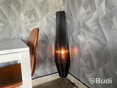 2 st Vägghängda hyllor och golvlampa
