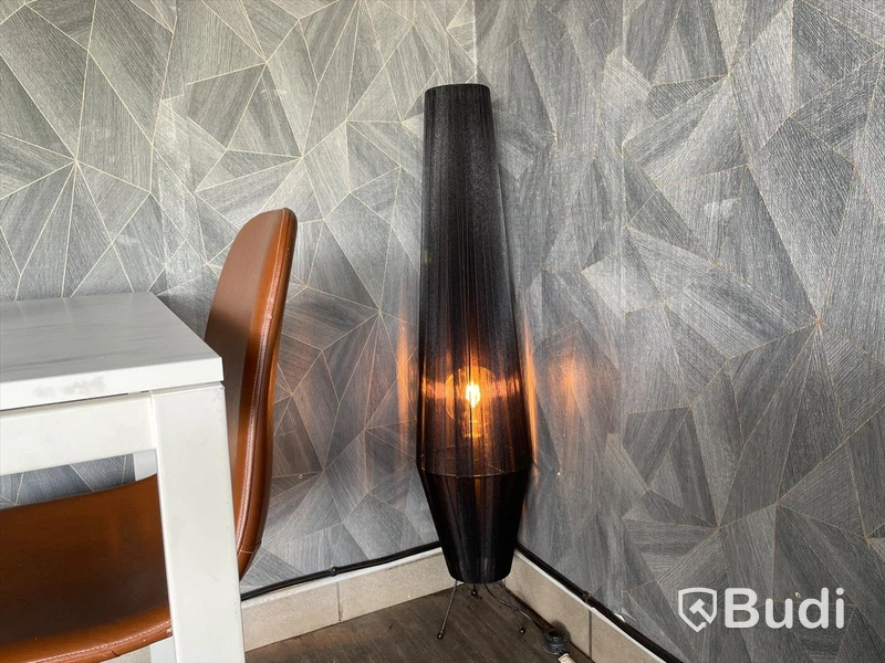 2 st Vägghängda hyllor och golvlampa