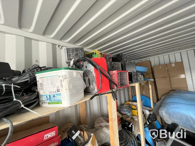 Container 20 fot isolerad med elcentral, belysning samt värmekälla. Fulllastad med byggsaker