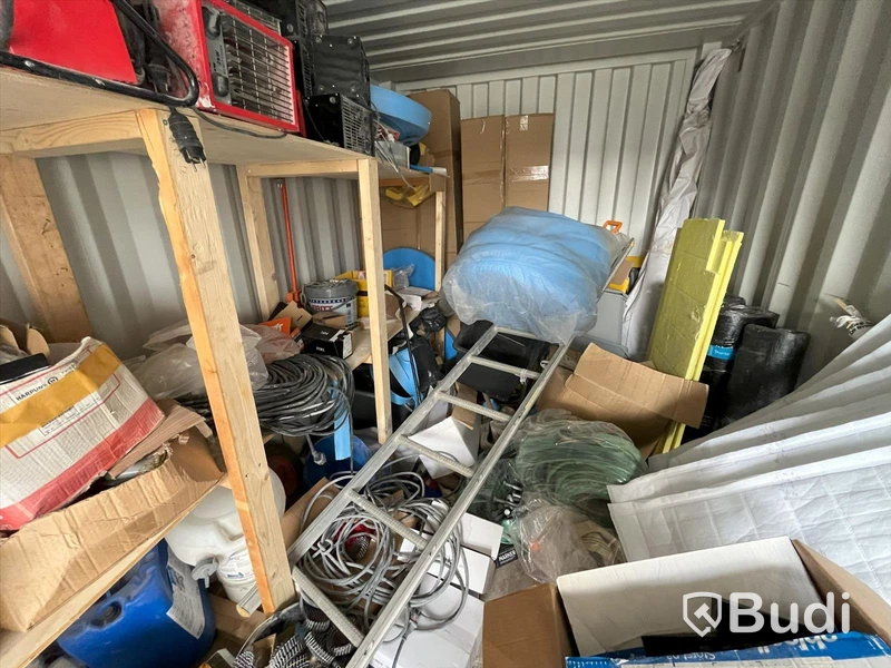Container 20 fot isolerad med elcentral, belysning samt värmekälla. Fulllastad med byggsaker