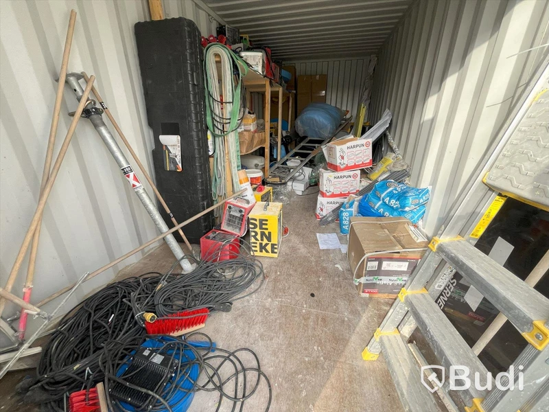 Container 20 fot isolerad med elcentral, belysning samt värmekälla. Fulllastad med byggsaker