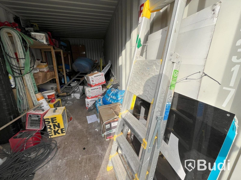 Container 20 fot isolerad med elcentral, belysning samt värmekälla. Fulllastad med byggsaker