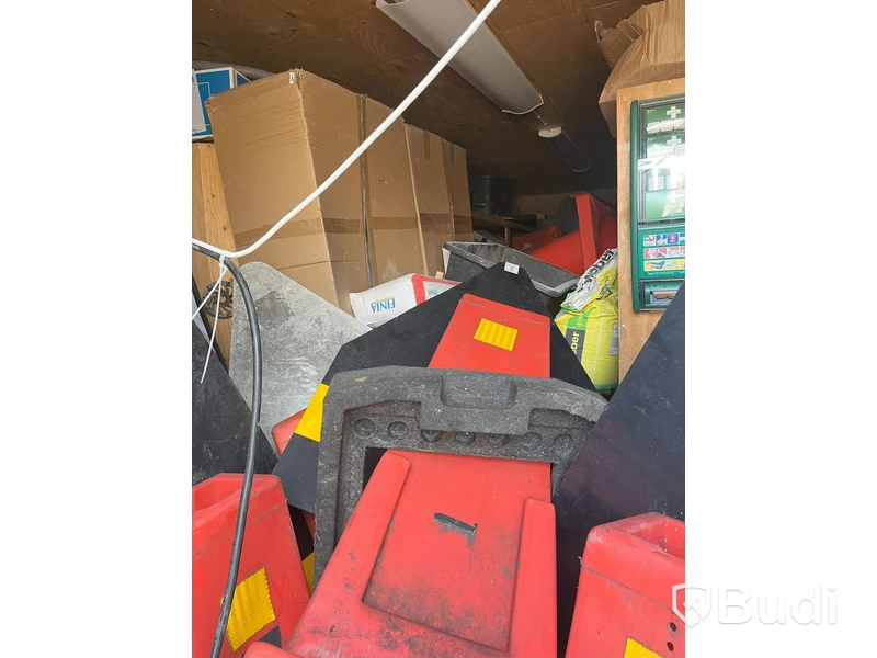 Container 20 fot isolerad med elcentral, belysning samt värmekälla. Fulllastad med byggsaker