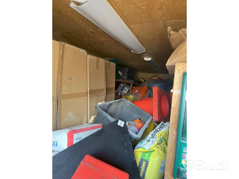 Container 20 fot isolerad med elcentral, belysning samt värmekälla. Fulllastad med byggsaker