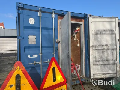 Container 20 fot isolerad med elcentral, belysning samt värmekälla. Fulllastad med byggsaker