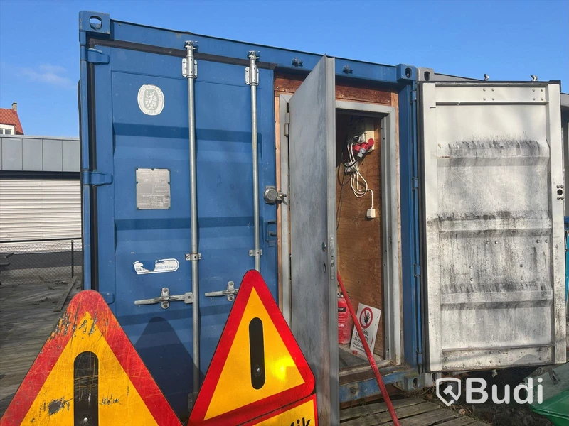 Container 20 fot isolerad med elcentral, belysning samt värmekälla. Fulllastad med byggsaker